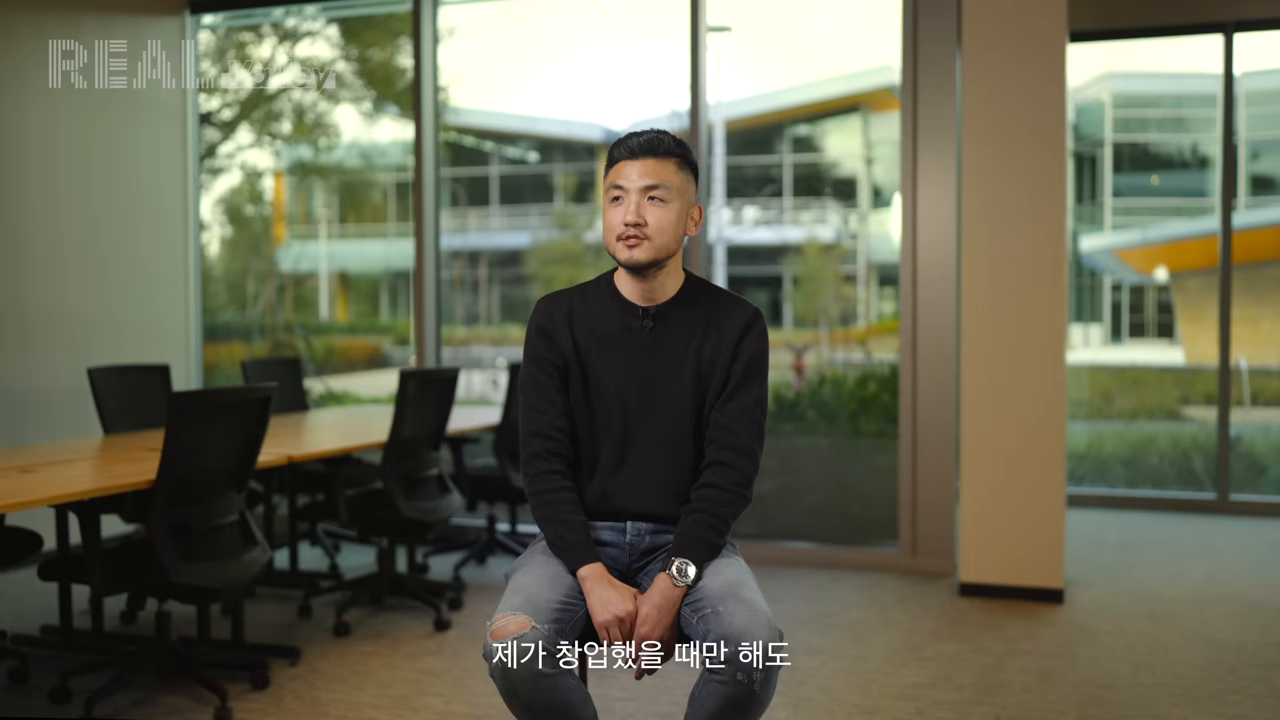 실리콘밸리 오피스에서 창업 초기를 회상하는 홍용남 대표의 인터뷰 도입 장면
