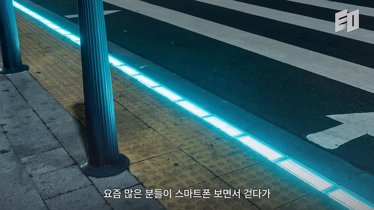 스마트폰 보행 사고 위험에 대응하는 바닥형 보행 신호등 현장