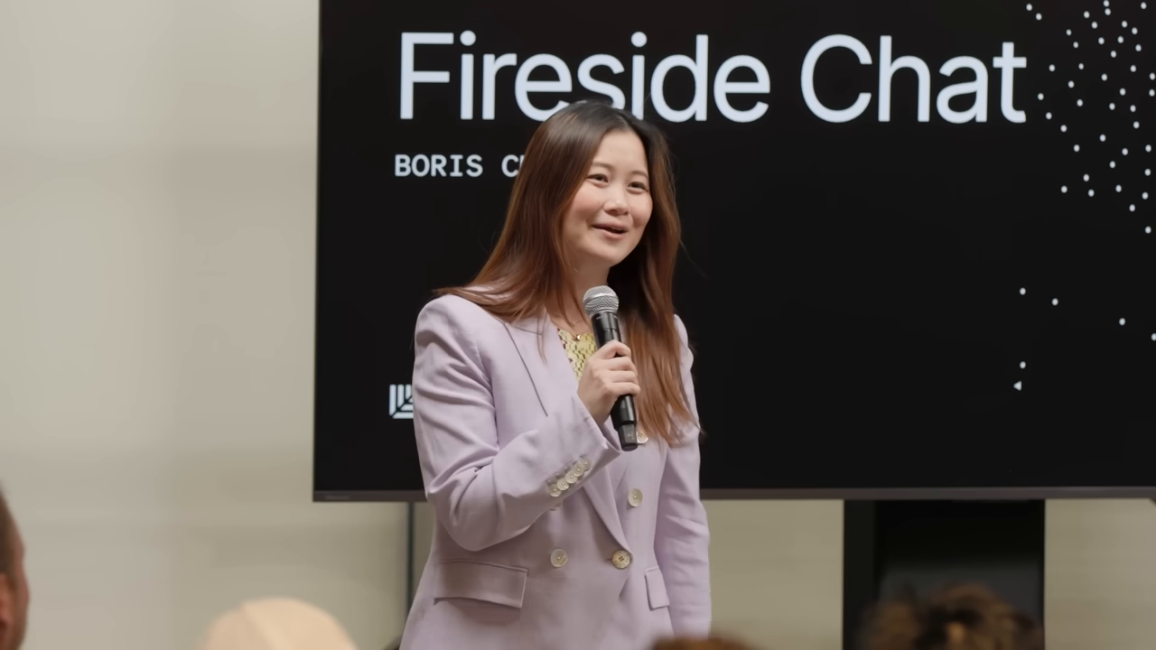 세션 오프닝 — 대형 슬라이드의 'Fireside Chat' 제목과 발표자명 'BORIS C…'가 보이는 도입 장면