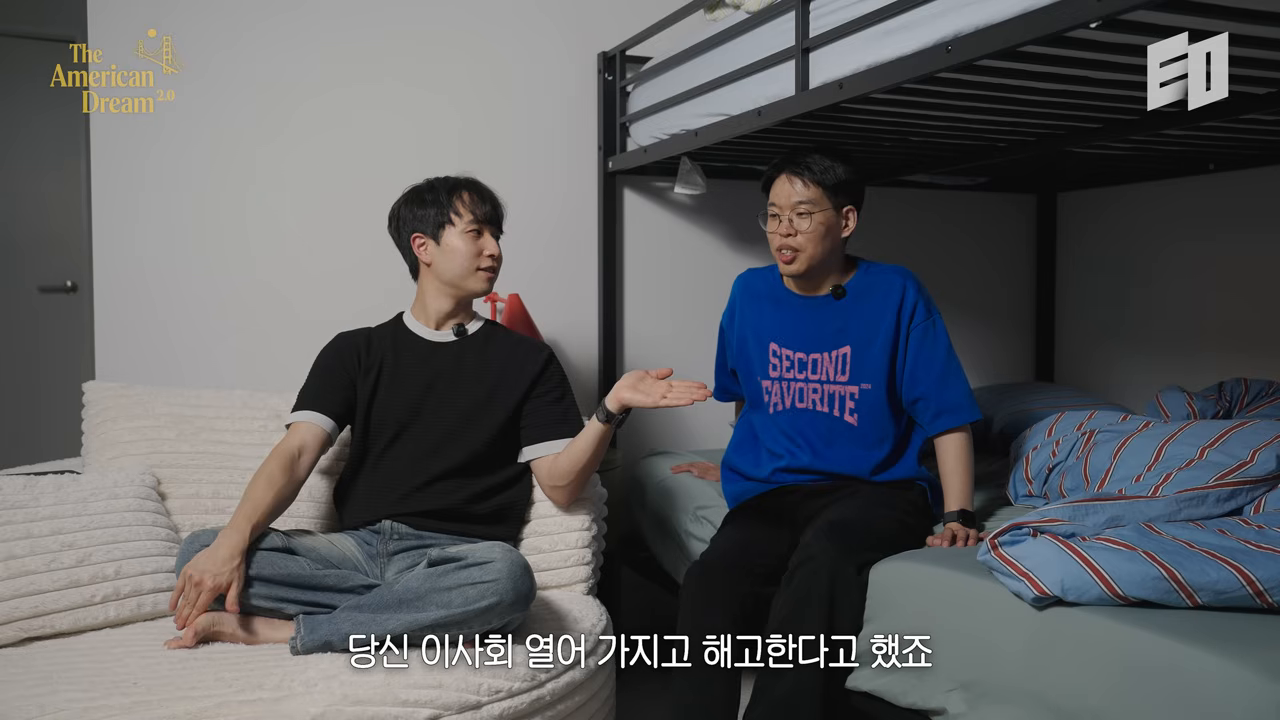 해커하우스 2층 침대 방에서 진행된 창업자 대담 — 이사회 소집 에피소드가 나온 장면