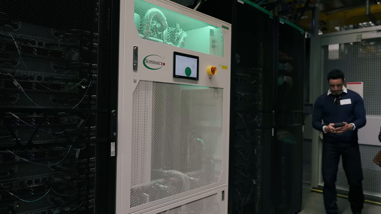 전환 ③단계의 현장 — Supermicro 랙과 액체냉각 CDU, GPU 서버 모듈이 촘촘히 배치된 데이터센터 내부