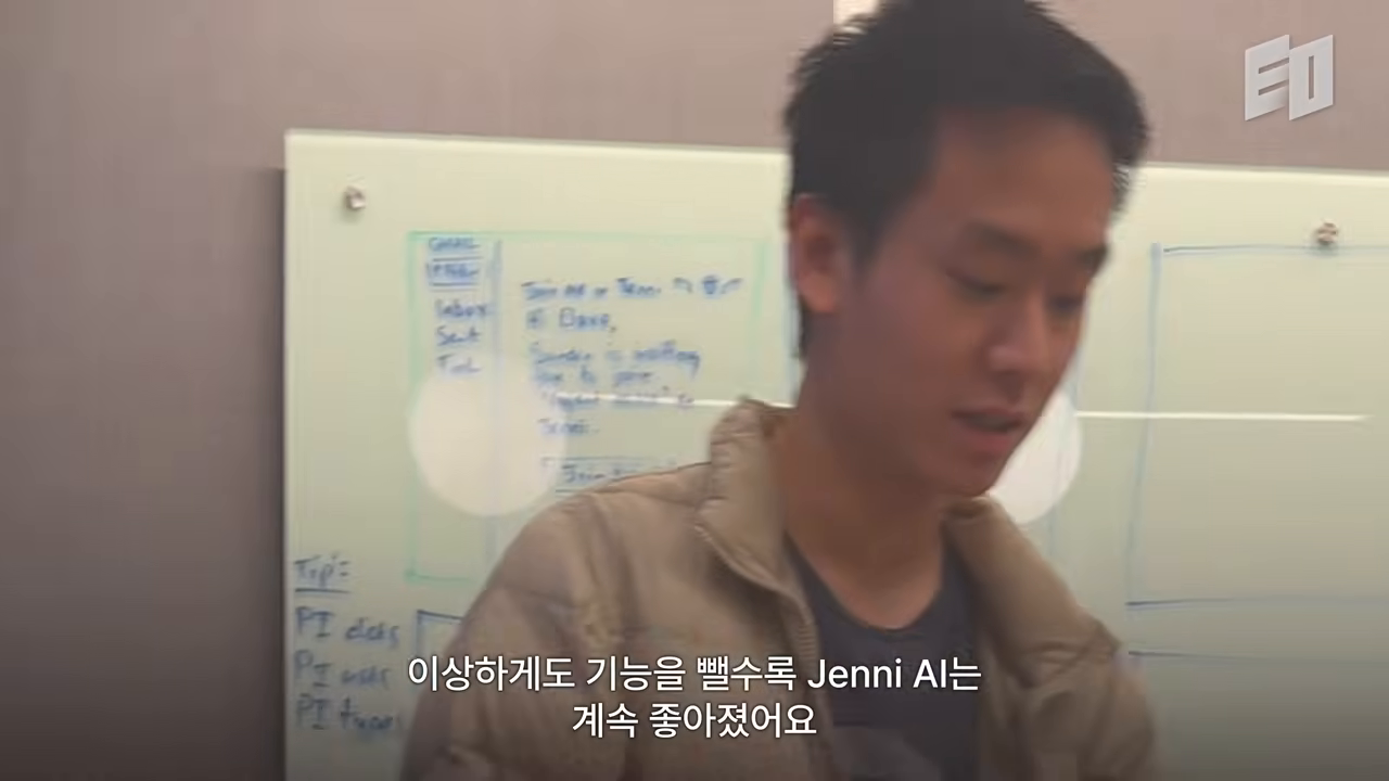 화이트보드 위 GOAL·ideas·AI Base 다이어그램과 '기능을 뺄수록 좋아졌다' 자막