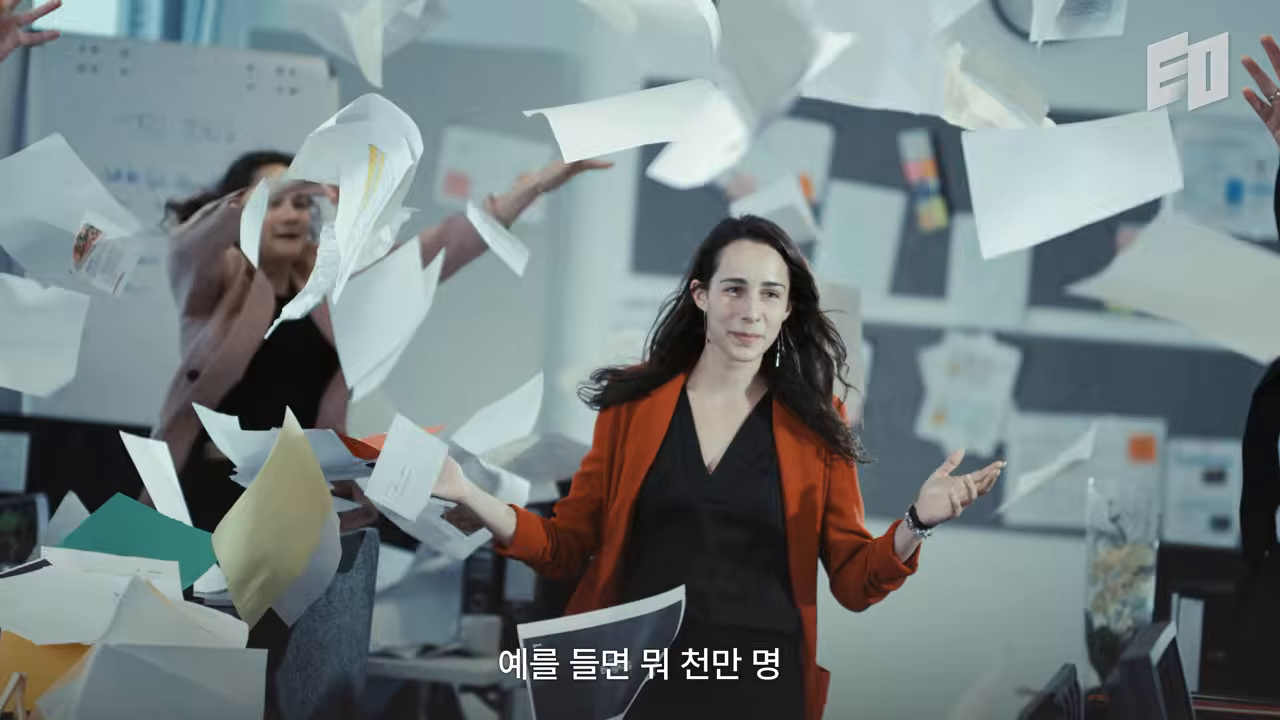 서류가 공중에 흩날리는 도입부 연출 — 40개의 시도와 폐기를 시각화한다