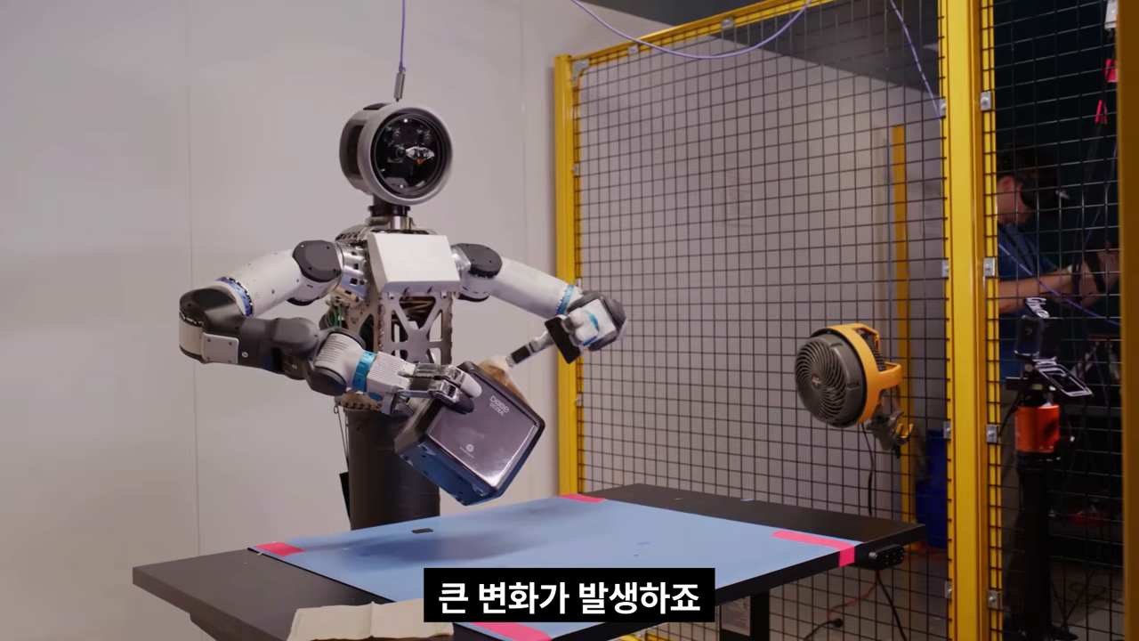 현실 세계로 나온 휴머노이드 — 2031년 '화면 속 AI와 로봇의 연결' 국면
