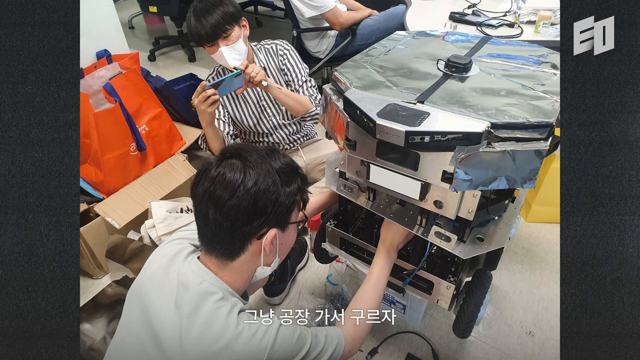 "그냥 공장 가서 구르자"는 결론을 시각화한 로봇 장비 현장 조립 장면